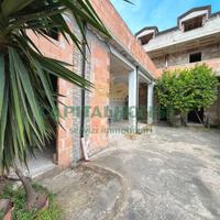 Semi indipendente SU TRE LIVELLI in corte 63.000