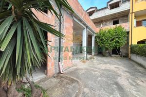 Semi indipendente SU TRE LIVELLI in corte 63.000