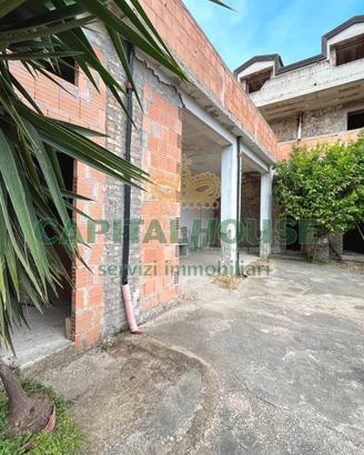 Semi indipendente SU TRE LIVELLI in corte 63.000