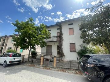 Casa con garage, soffitta, giardino ed annesso