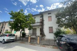 Casa con garage, soffitta, giardino ed annesso