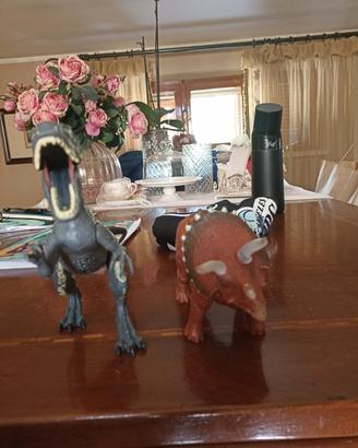 Dinosauri Jurassic World che fanno rumore.