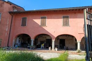 Rustico / Casale di 221 m² con più di 5 locali a C