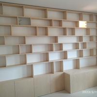 libreria e armadio sospeso in frassino cerato