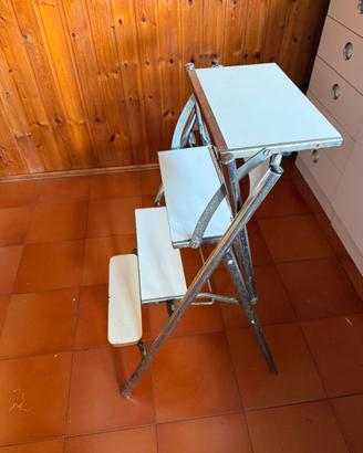 Scala pieghevole con seduta – struttura in metallo