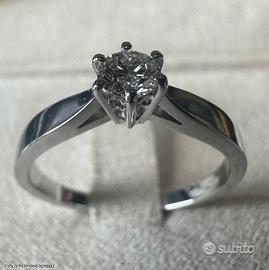 ANELLO SOLITARIO ORO BIANCO 18kt. CON DIAMANTE