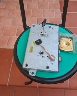 Serratura ad incasso per porte blindate Cisa