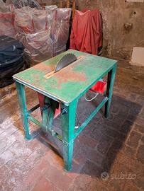 Tavolo da lavoro con sega circolare per legno