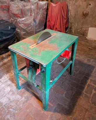 Tavolo da lavoro con sega circolare per legno