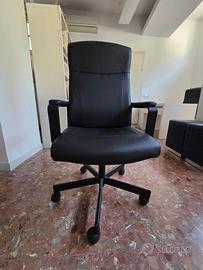 Sedia in pelle nera reclinabile