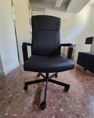Sedia in pelle nera reclinabile