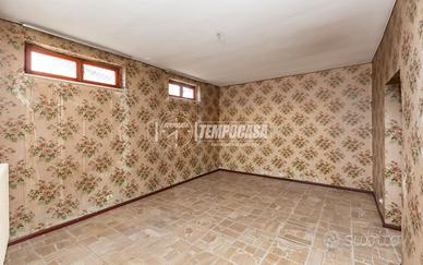 AMPIO QUADRILOCALE CON CORTILE IN SOL. BIFAMILIARE