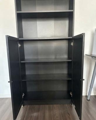 scrivania e libreria