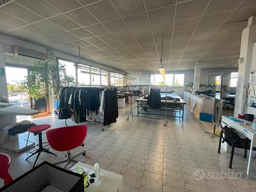 Locale versatile vicino uscita autostrada