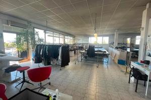 Locale versatile vicino uscita autostrada