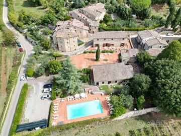 Rustico / Casale di 500 m² con più di 5 locali e b