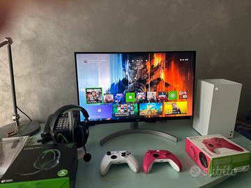 Xbox serie x con postazione schermo e audio