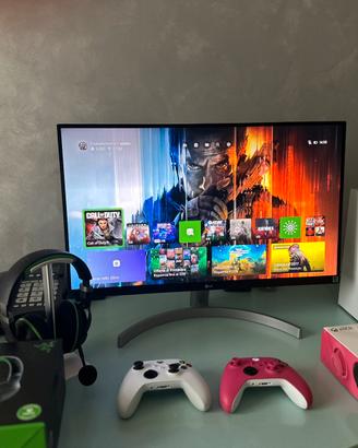 Xbox serie x con postazione schermo e audio