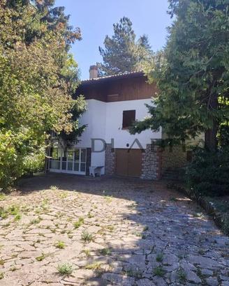 Villa di 180 m² con più di 5 locali e posto auto a