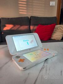 Nintendo New 2DS XL bianco e arancione