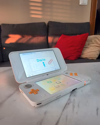 Nintendo New 2DS XL bianco e arancione