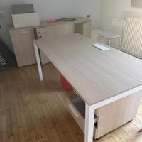 Scrivania con cassettiera e armadio