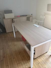 Scrivania con cassettiera e armadio