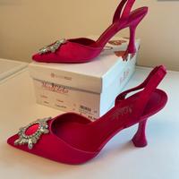 Décolleté fucsia in satin con applicazione pietre