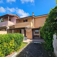 VILLA A SCHIERA A ANZIO
