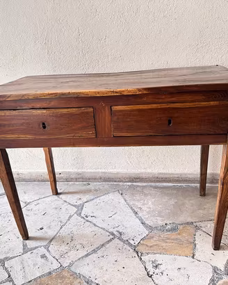 Scrivania del 700 e tanti mobili d'antiquariato