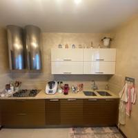 cucina completa di elettrodomestici e tavolo