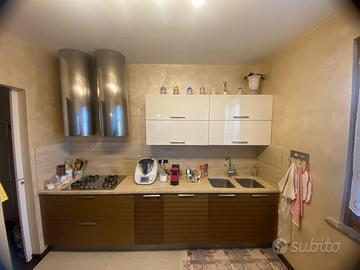 cucina completa di elettrodomestici e tavolo