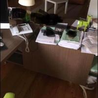 Scrivania da ufficio con libreria