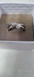anello in oro bianco 750 e zirconi