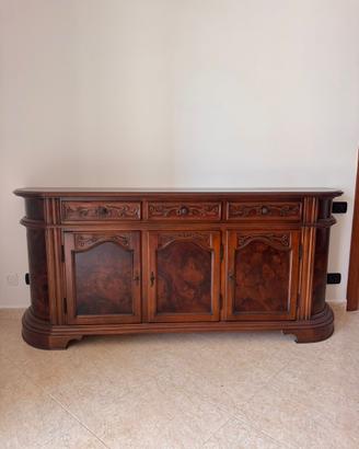 Elegante sala da pranzo classica in legno massello