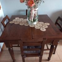 Angoliera , tavolo e sedie in arte povera