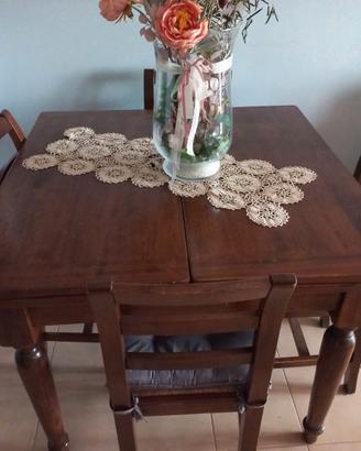 Angoliera , tavolo e sedie in arte povera