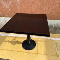 Tavolo in legno con base metallica