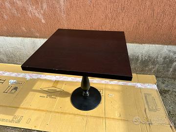 Tavolo in legno con base metallica