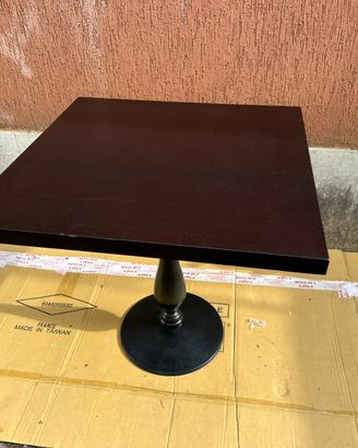 Tavolo in legno con base metallica