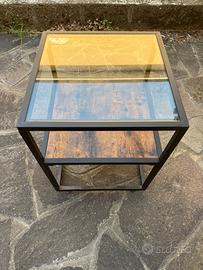 Elegante tavolino quadrato con un design moderno.