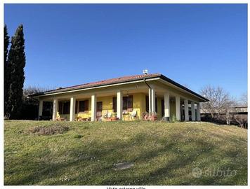 Villa a Missaglia, via Dei Campi, 3, 5 locali