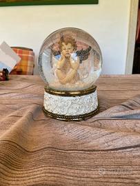 Carillon musicale con sfera di vetro con putto