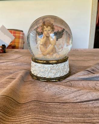 Carillon musicale con sfera di vetro con putto