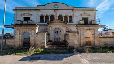 Costruzione FACCIA A VISTA con Ampio Garage