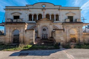 Costruzione FACCIA A VISTA con Ampio Garage