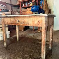 Tavolo con piano in marmo