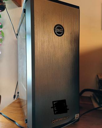 computer fisso, tastiera Logitech e schermo MSI