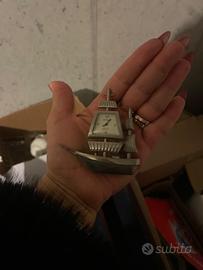 Vari oggetti per arredare casa