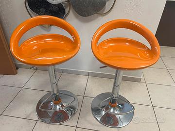 Coppia di sgabelli color arancione